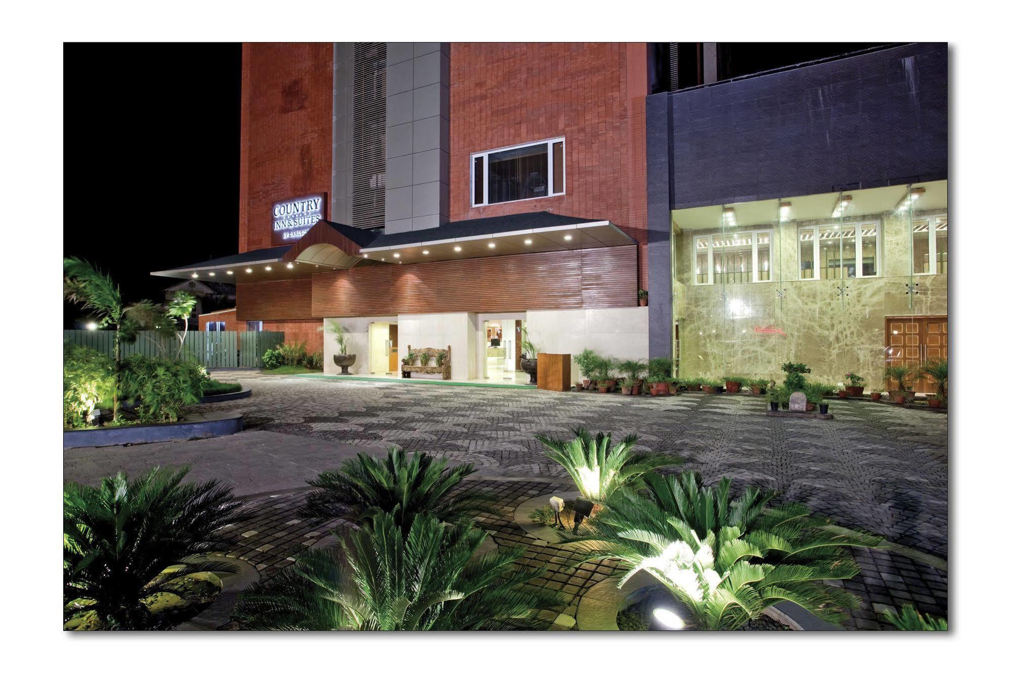 Bloomsuites L Ahmedabad Bagian luar foto