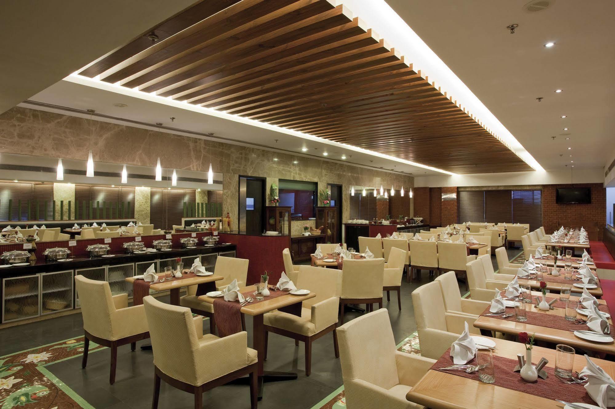 Bloomsuites L Ahmedabad Bagian luar foto