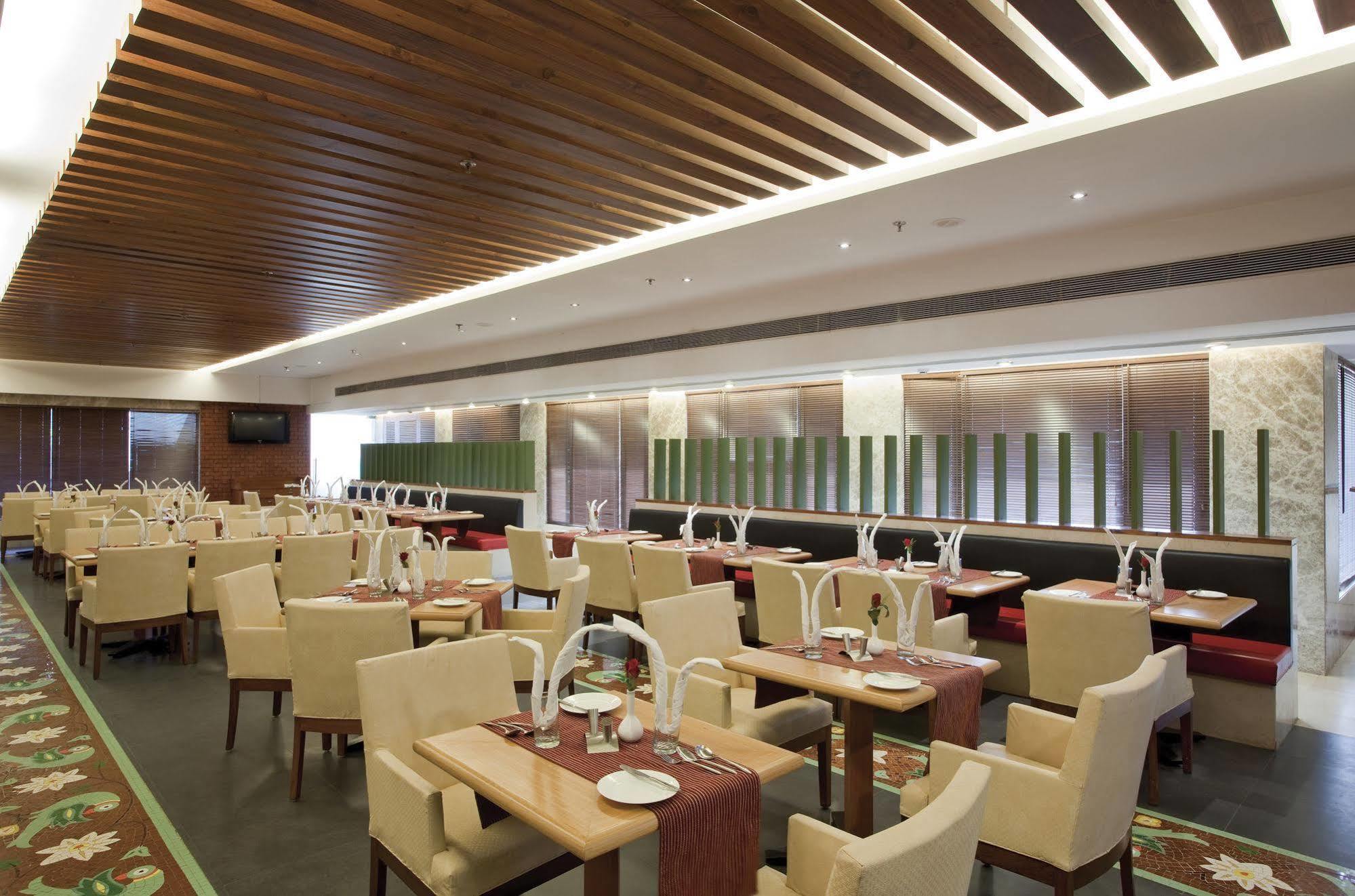 Bloomsuites L Ahmedabad Bagian luar foto