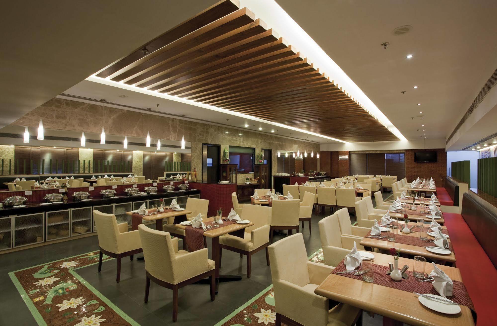Bloomsuites L Ahmedabad Bagian luar foto
